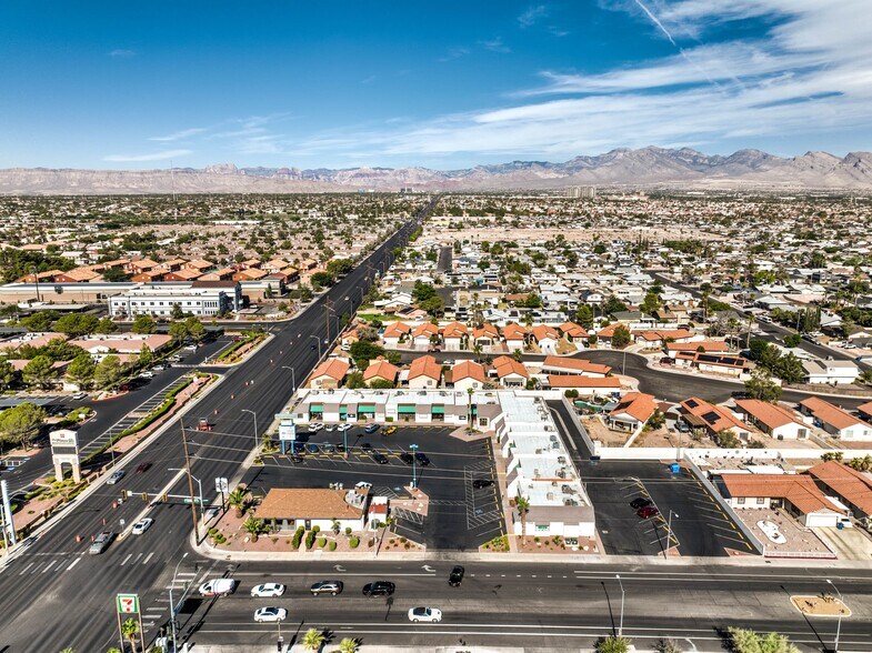 7000-7034 W Charleston Blvd, Las Vegas, NV à louer - Photo du bâtiment - Image 2 de 7