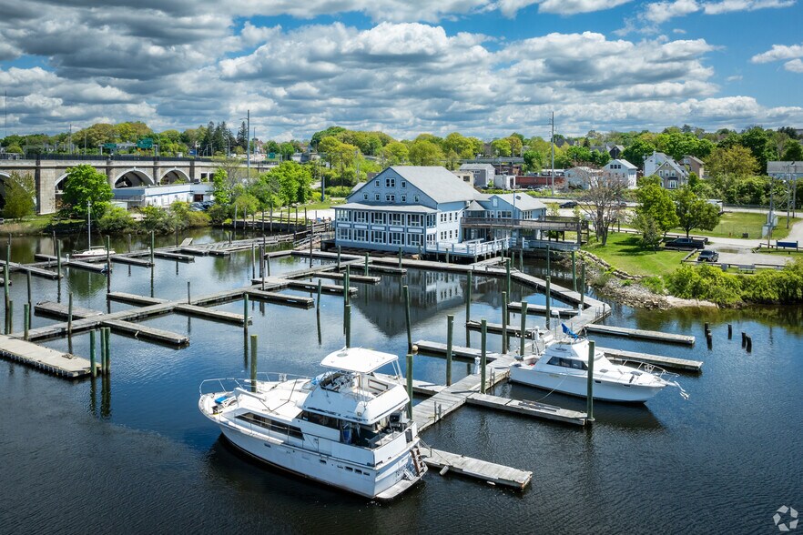 Waterfront Restaurant - East Providence portefeuille de 2 propriétés à vendre sur LoopNet.ca - Photo du bâtiment - Image 2 de 23