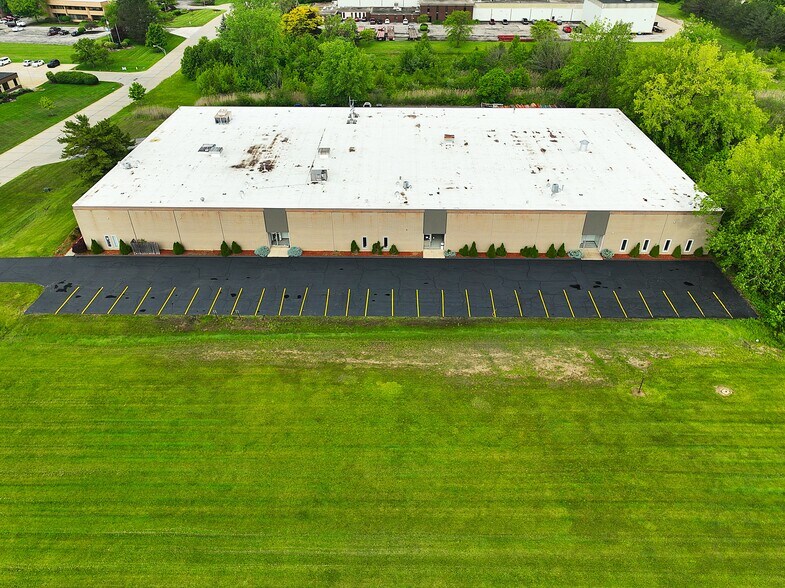 29601-29607 Hall St, Solon, OH à louer - Photo du bâtiment - Image 2 de 14