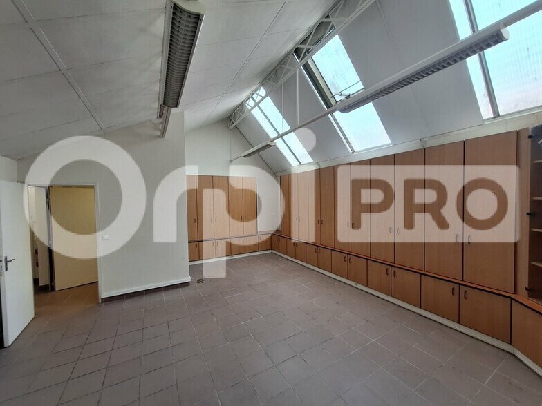 Office in Senlis for lease - Interior Photo - Image 2 of 3
