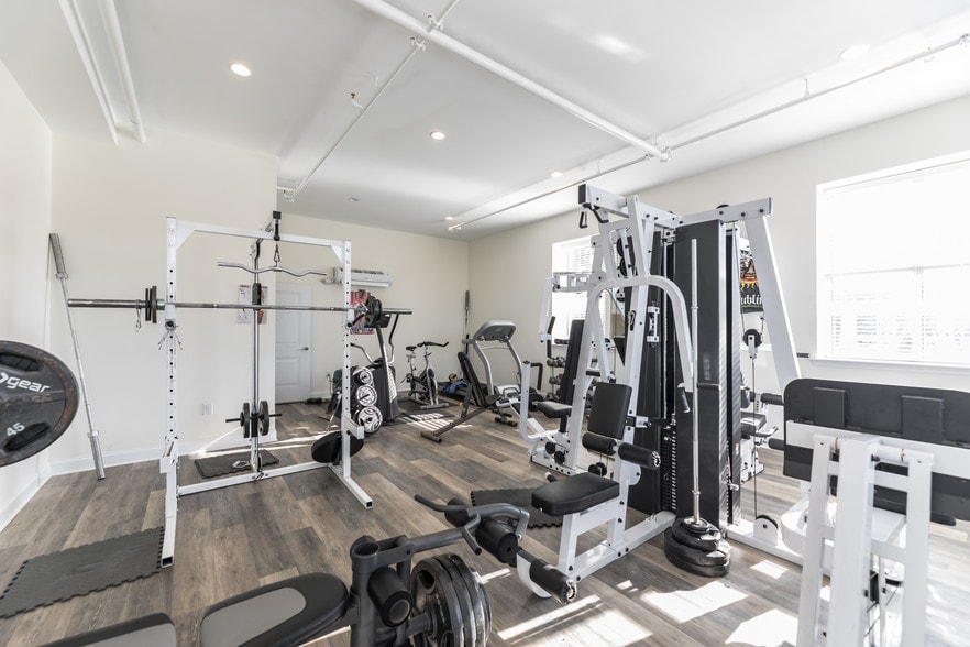 9 Pennwood Dr, Ewing, NJ for sale - Interior Photo - Image 3 of 16