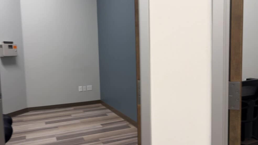 13331 W Indian School Rd, Litchfield Park, AZ à louer - Vidéo sur l’inscription commerciale - Image 3 de 19