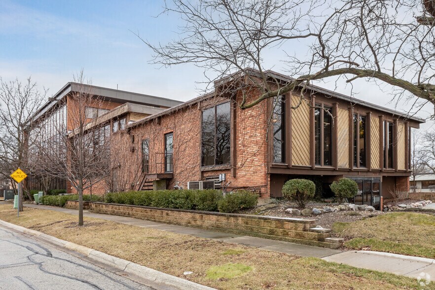 1939 Waukegan Rd, Glenview, IL for lease - Building Photo - Image 1 of 6