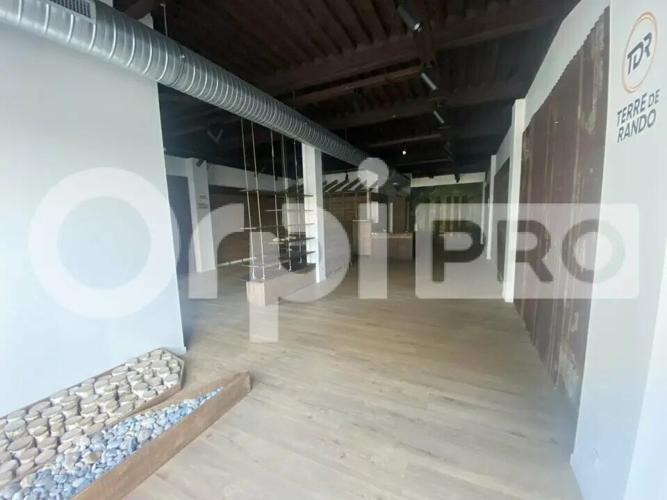 Retail in Genay for lease Interior Photo- Image 1 of 6