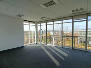 Bureau dans Voisins-le-Bretonneux à louer Photo intérieure- Image 2 de 2