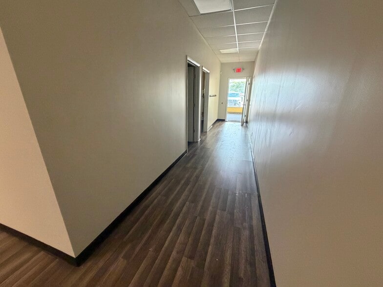 5867-5873 Mayfield Rd, Mayfield Heights, OH for lease - Interior Photo - Image 2 of 12