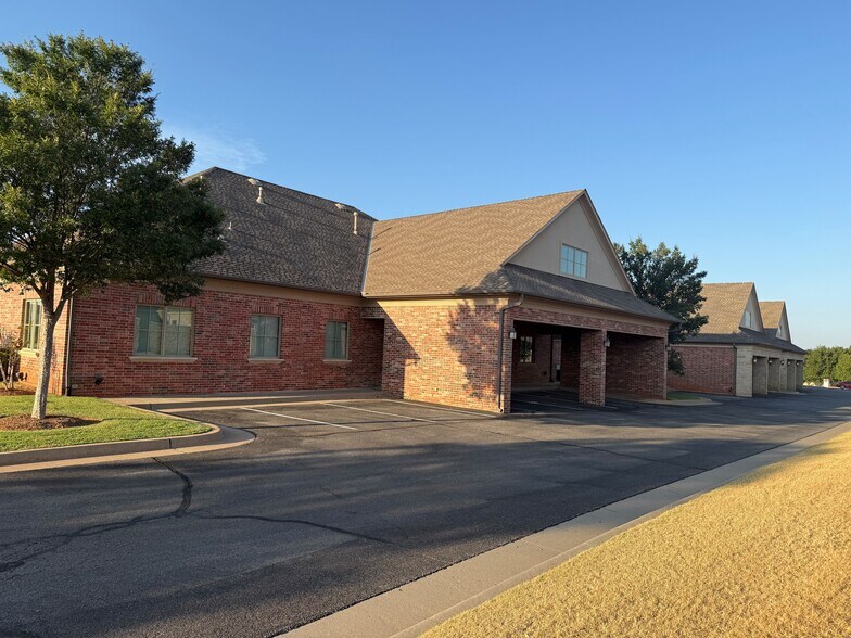 5808 NW 135th St, Oklahoma City, OK à vendre - Photo du bâtiment - Image 2 de 6