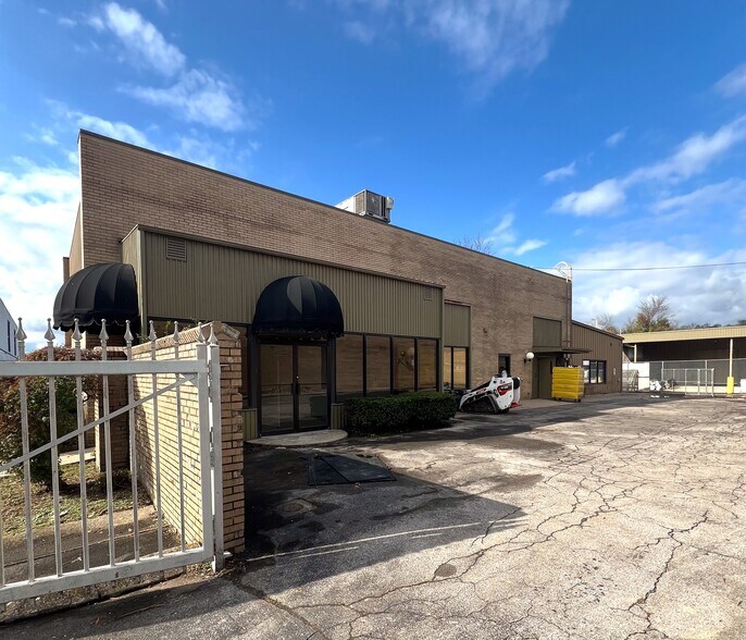 653 Mainstream Dr, Nashville, TN à louer - Photo du bâtiment - Image 3 de 4