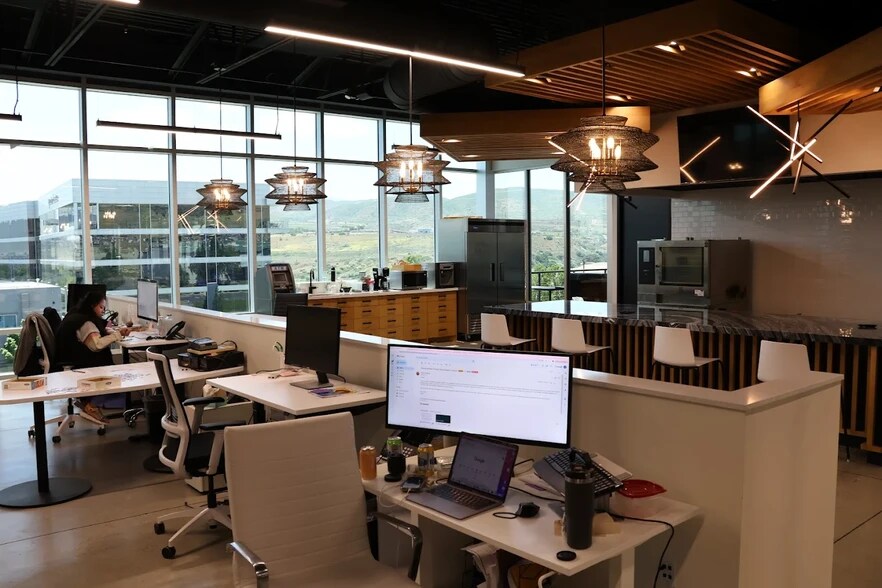 4421 N Thanksgiving Way, Lehi, UT à louer - Photo du bâtiment - Image 2 de 10