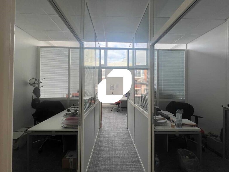 Bureau dans Saint-Denis à louer - Photo du bâtiment - Image 3 de 24
