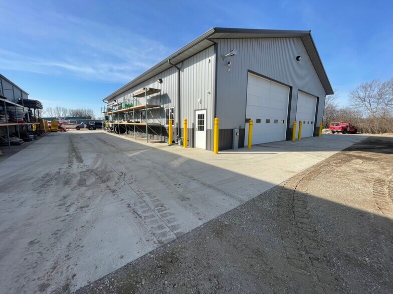1521 Industrial Ave, Jefferson, WI à vendre - Photo du bâtiment - Image 2 de 19