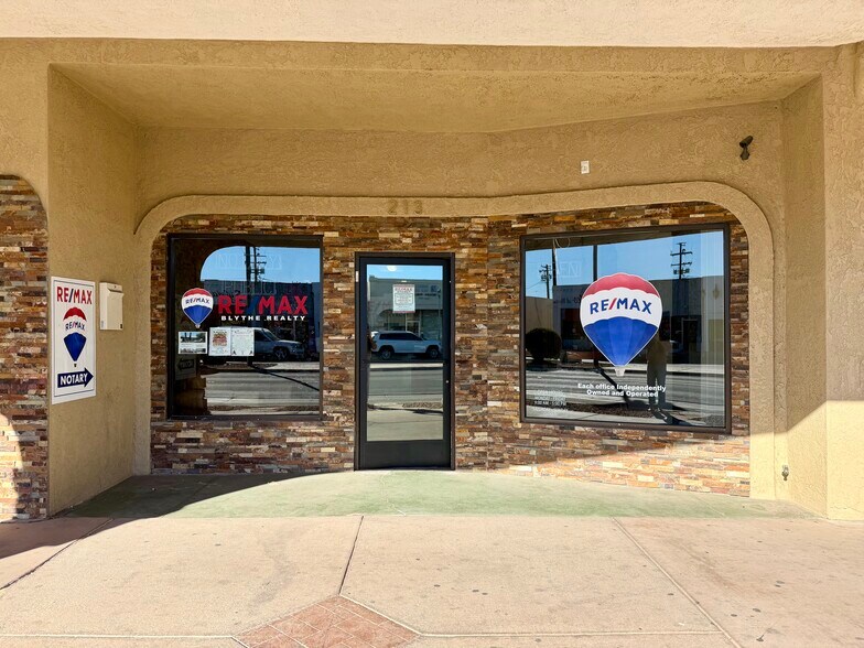 213 W Hobsonway, Blythe, CA à vendre - Photo du bâtiment - Image 2 de 48