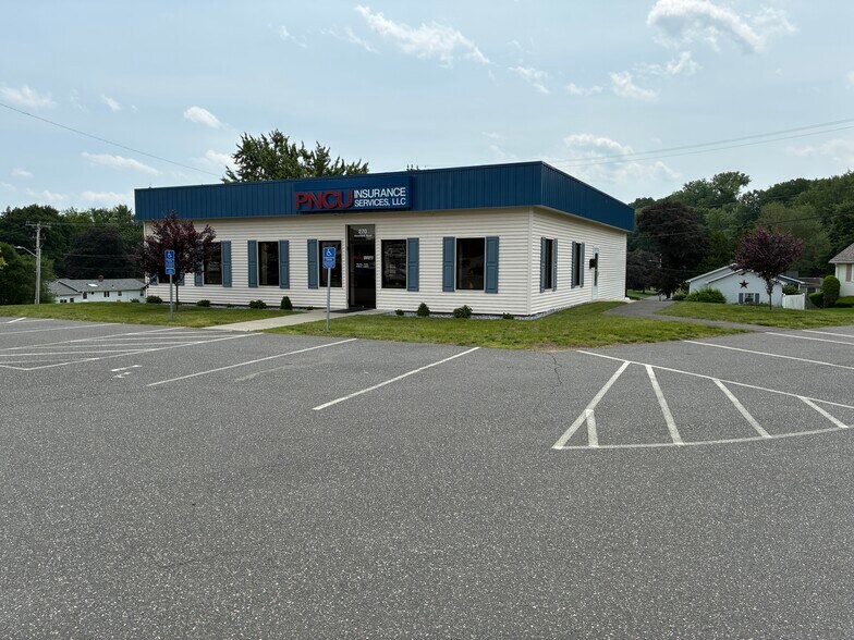 270 Westfield Rd, Holyoke, MA à louer - Photo du bâtiment - Image 2 de 16