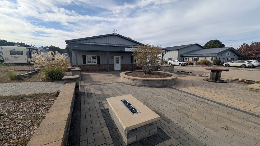 1804 N Towanda Barnes Rd, Bloomington, IL for sale - Building Photo - Image 3 of 19