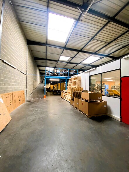 Local d'activités dans Brignais à vendre - Photo intérieure - Image 1 de 2