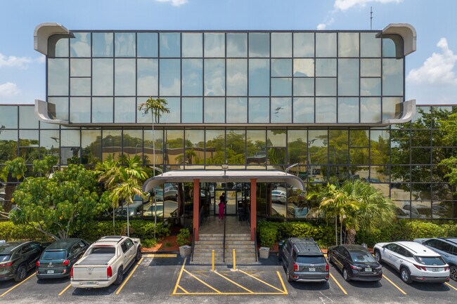 Plus de détails pour 5190 NW 167th St, Miami Lakes, FL - Bureau/Médical à louer