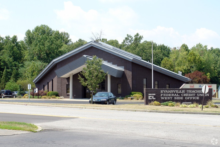 4905 University Dr, Evansville, IN for sale - Primary Photo - Image 2 of 4
