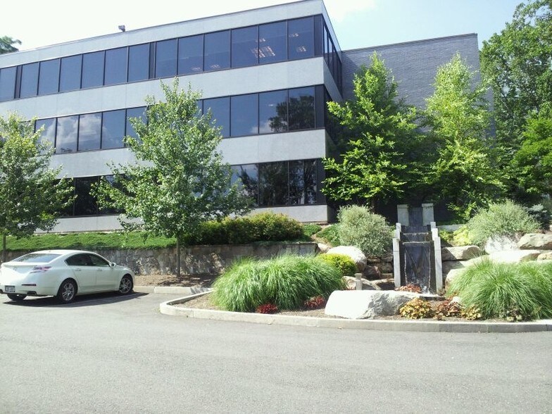 1 W Red Oak Ln, White Plains, NY for lease - Building Photo - Image 2 of 16