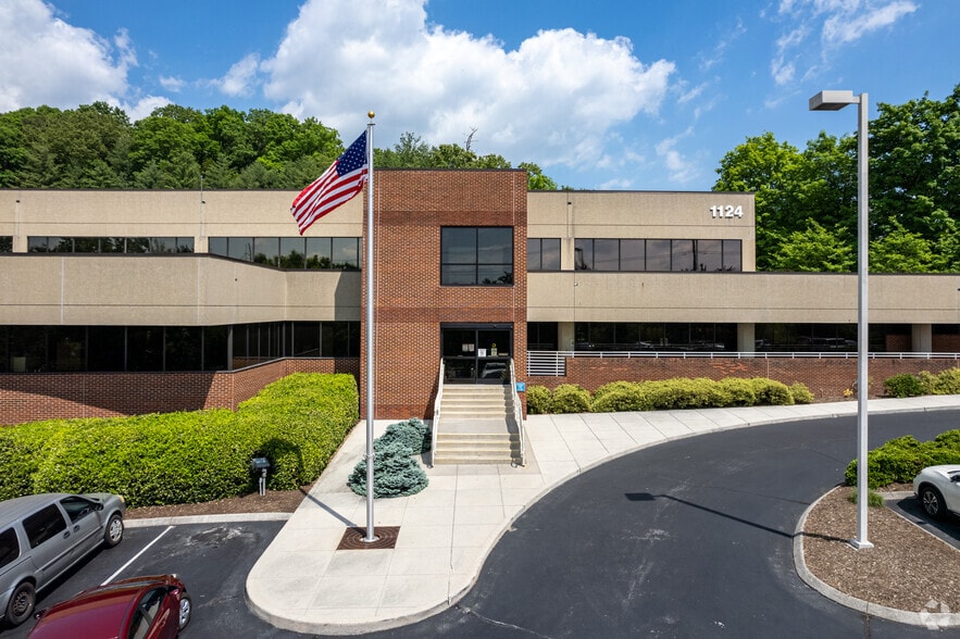 1124 E Weisgarber Rd, Knoxville, TN à louer - Photo du bâtiment - Image 2 de 5