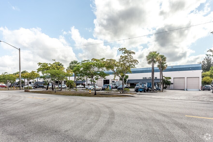 15801-15825 NW 15th Ave, Miami, FL for lease - Building Photo - Image 2 of 12