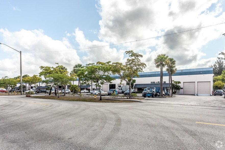 15801-15825 NW 15th Ave, Miami, FL à louer - Photo du bâtiment - Image 2 de 12