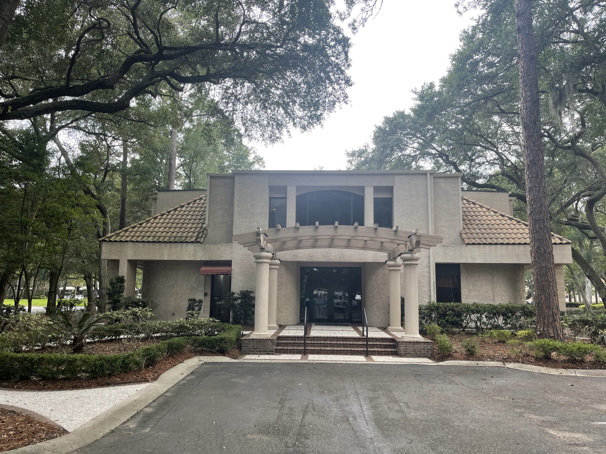 16 Shelter Cove Ln, Hilton Head Island, SC for sale Building Photo- Image 1 of 1