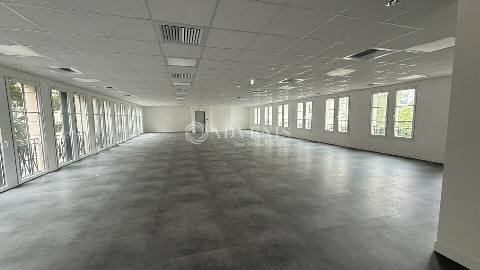 Office in Chessy for lease - Interior Photo - Image 1 of 12