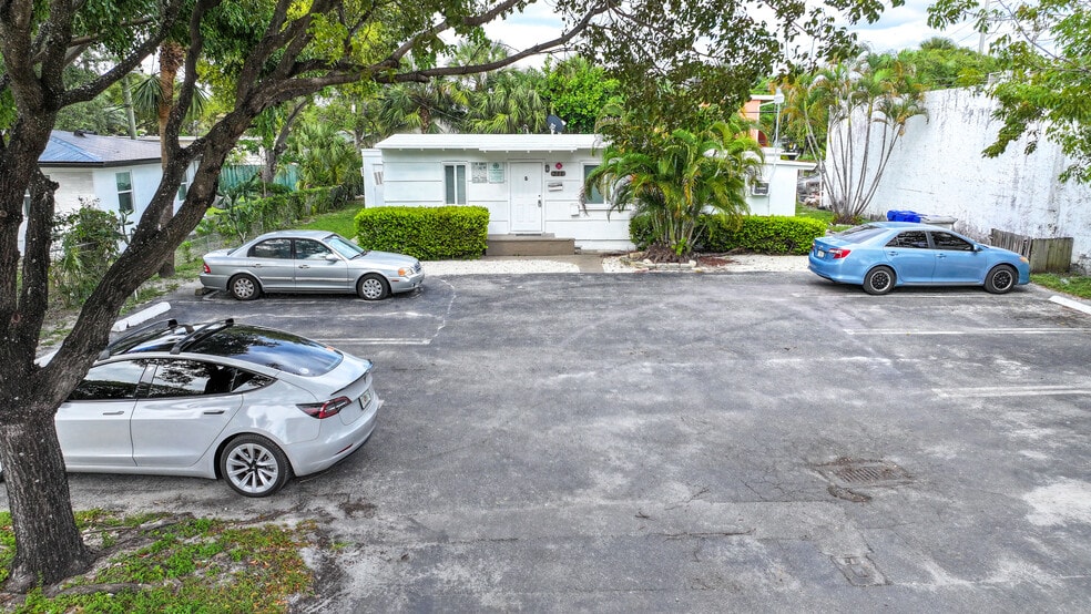 211 SW 2nd Ct, Pompano Beach, FL for sale - Primary Photo - Image 1 of 10