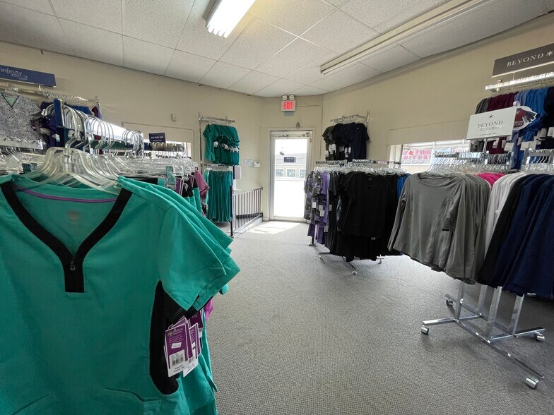 249 Old Country Rd, Carle Place, NY à vendre - Photo intérieure - Image 2 de 13