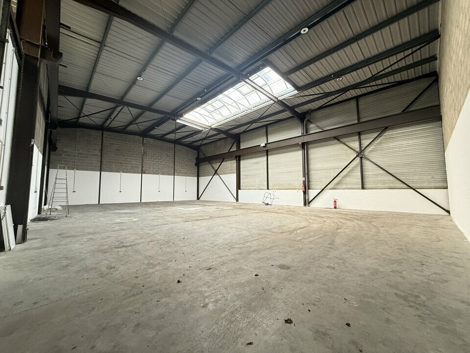 Flex in Le Thillay for lease Building Photo- Image 1 of 6