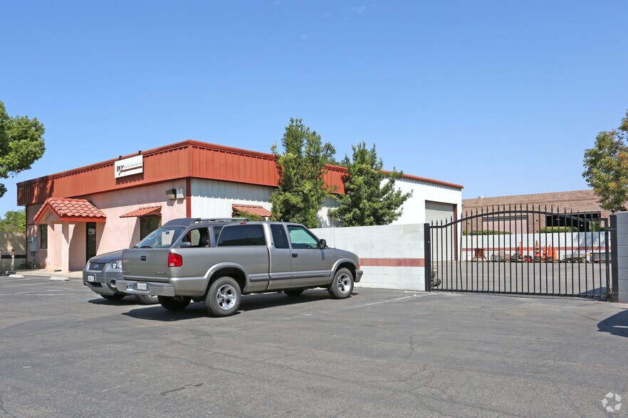 5489 E Olive Ave, Fresno, CA à vendre - Photo du bâtiment - Image 2 de 3