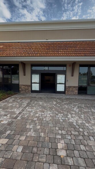 8811 W Boynton Beach Blvd, Boynton Beach, FL à louer - Photo du bâtiment - Image 3 de 8