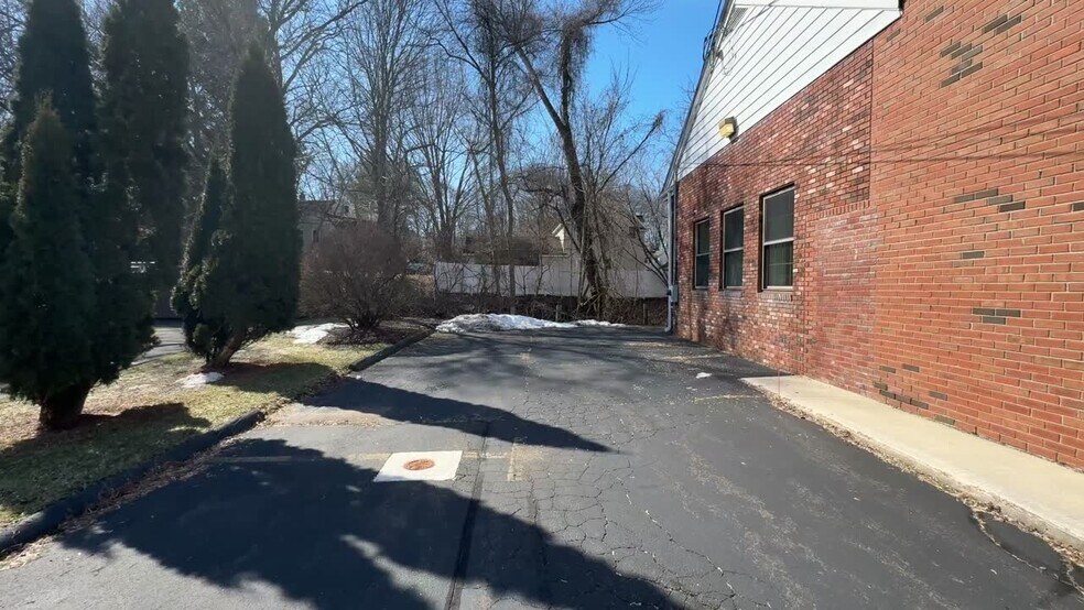 855 Farmington Ave, Farmington, CT à louer - Vidéo sur l’inscription commerciale - Image 2 de 25