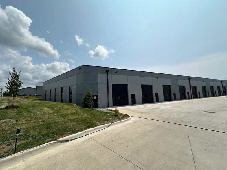 800 Interstate Pky, Waukee, IA for lease - Building Photo - Image 1 of 7