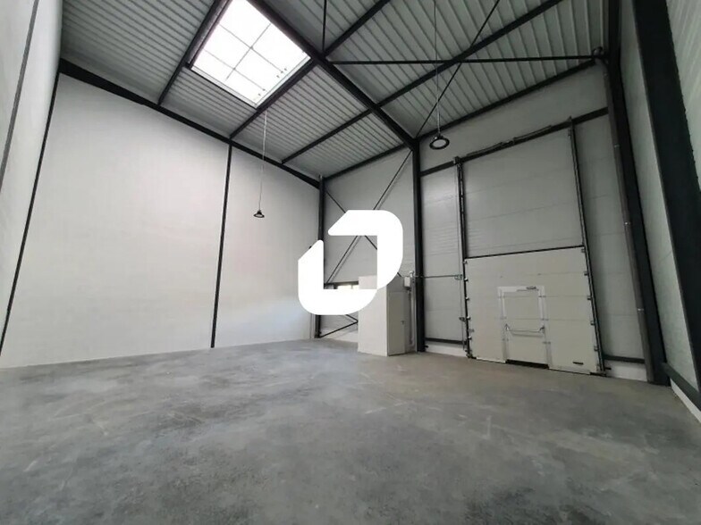 Flex in Bussy-Saint-Georges for lease - Interior Photo - Image 3 of 27