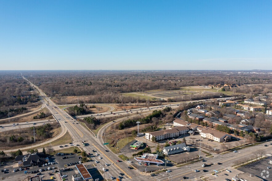 31525 W 12 Mile Rd, Farmington Hills, MI à vendre - Photo du bâtiment - Image 3 de 7