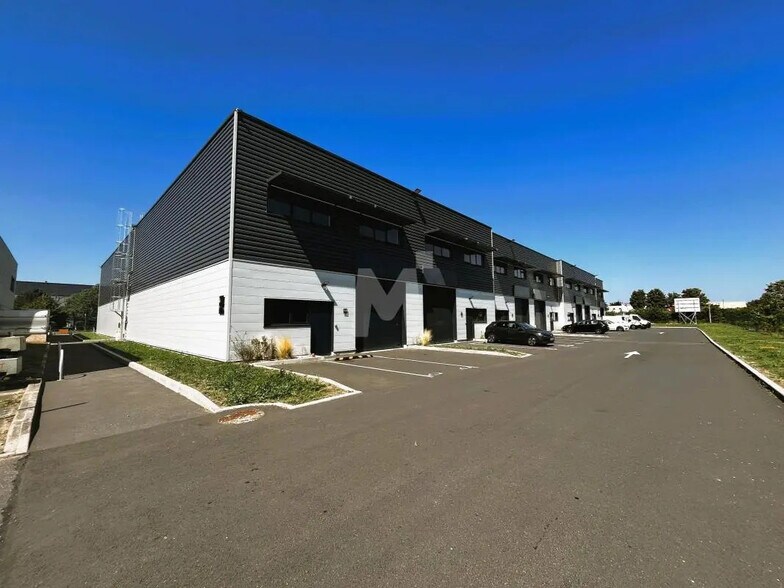 Flex dans Lieusaint à louer - Photo du bâtiment - Image 2 de 11