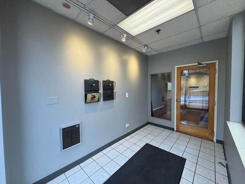 1985 Ohio St, Lisle, IL for lease - Interior Photo - Image 3 of 17