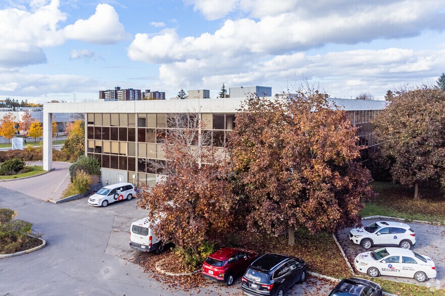 2255 St Laurent Blvd, Ottawa, ON à louer - Photo du bâtiment - Image 2 de 4