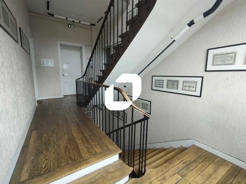 49 Rue Lamartine, Versailles for lease - Interior Photo - Image 2 of 5