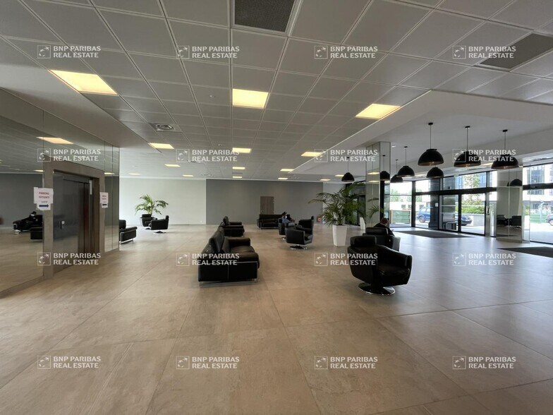 Office in Jossigny for sale - Lobby - Image 3 of 4