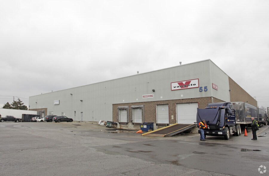 55 Woodbine Downs Blvd, Toronto, ON à louer - Photo du bâtiment - Image 2 de 3