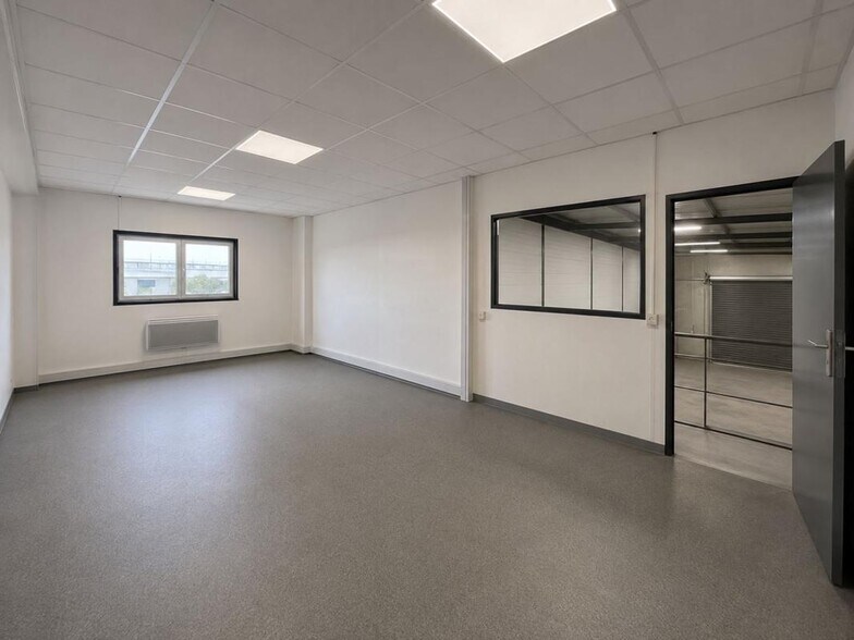 Industrial in Bordeaux for lease - Building Photo - Image 3 of 4