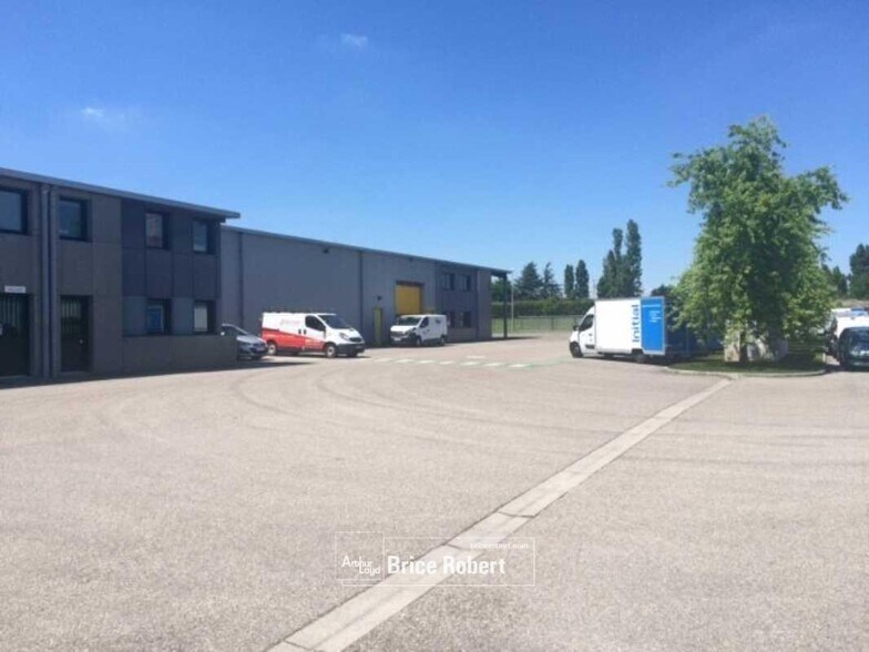 Bureau dans Vaulx-en-Velin à louer - Photo du bâtiment - Image 3 de 4