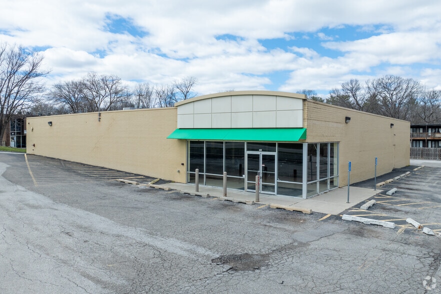 2833 Douglas Ave, Des Moines, IA for lease - Building Photo - Image 1 of 5