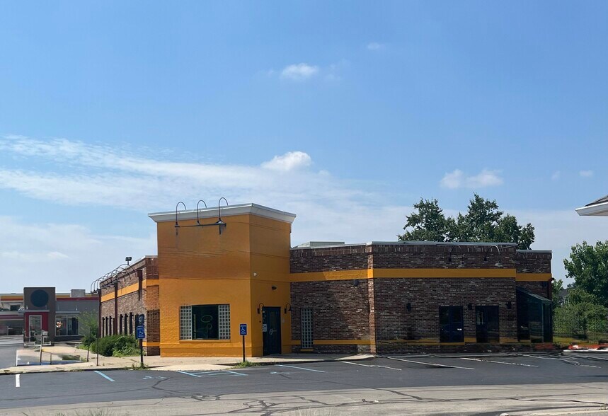 7640 N Shadeland Ave, Indianapolis, IN à louer - Photo du bâtiment - Image 2 de 4