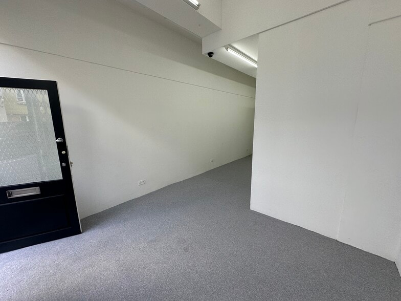 7-9 Battersea Sq, London for lease - Interior Photo - Image 2 of 10