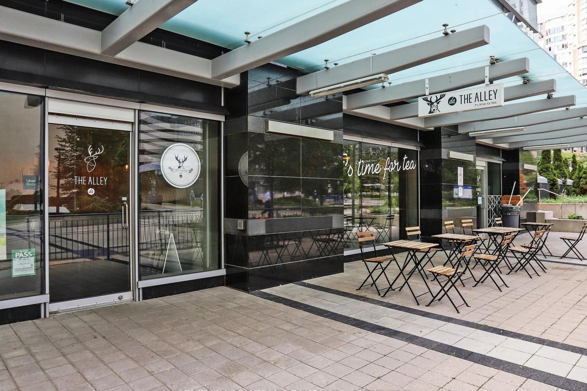 384 Yonge St, Toronto, ON for lease Building Photo- Image 1 of 4