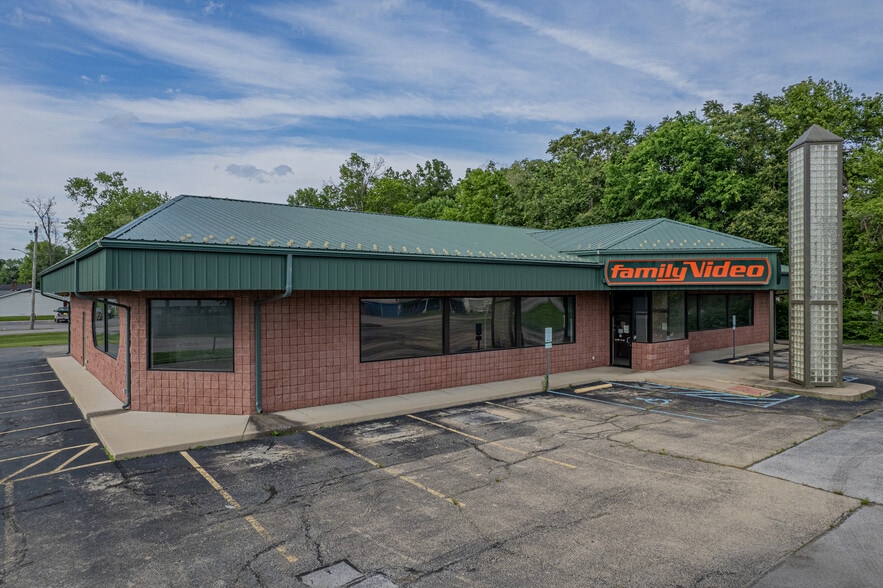 612 W Main St, Salem, IL for lease - Building Photo - Image 3 of 14