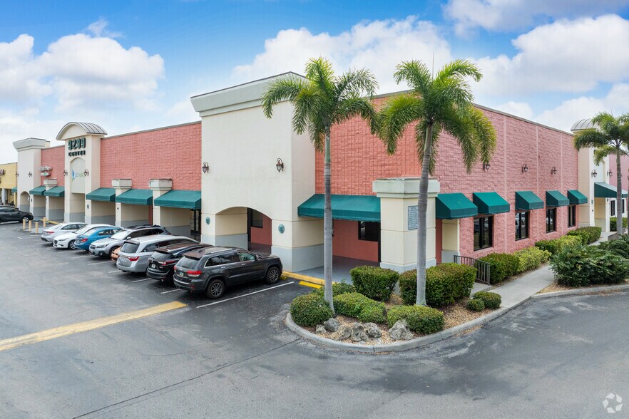 9299 College Pky, Fort Myers, FL for lease - Primary Photo - Image 1 of 7